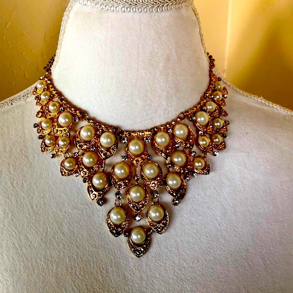 Beautiful Faux Pearl/Rhinestone Necklace